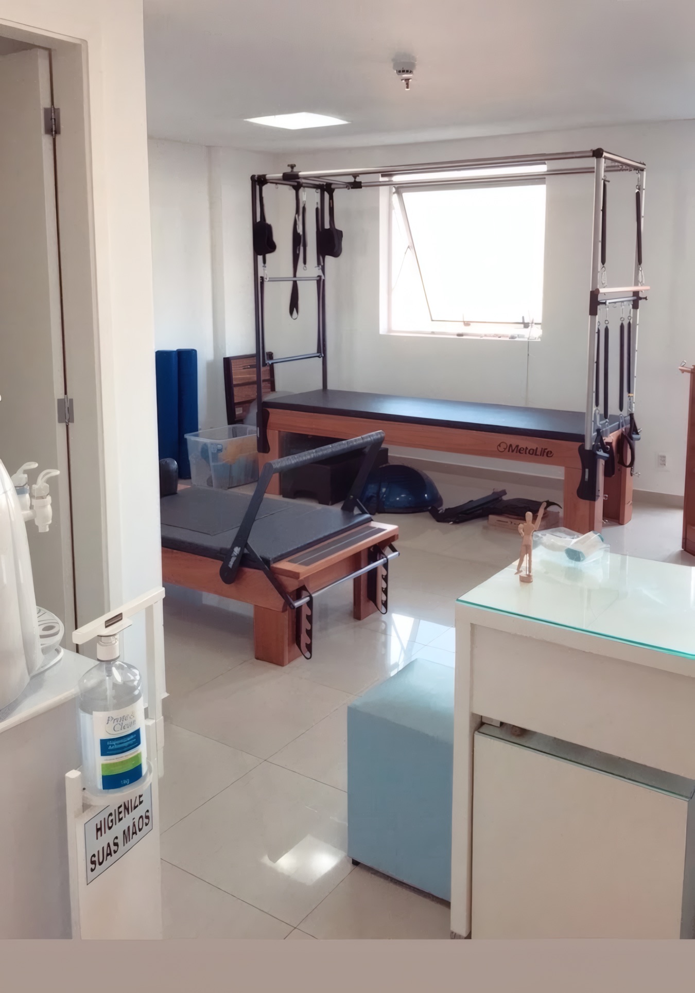 Sala do estúdio com Cadillac e Reformer de madeira