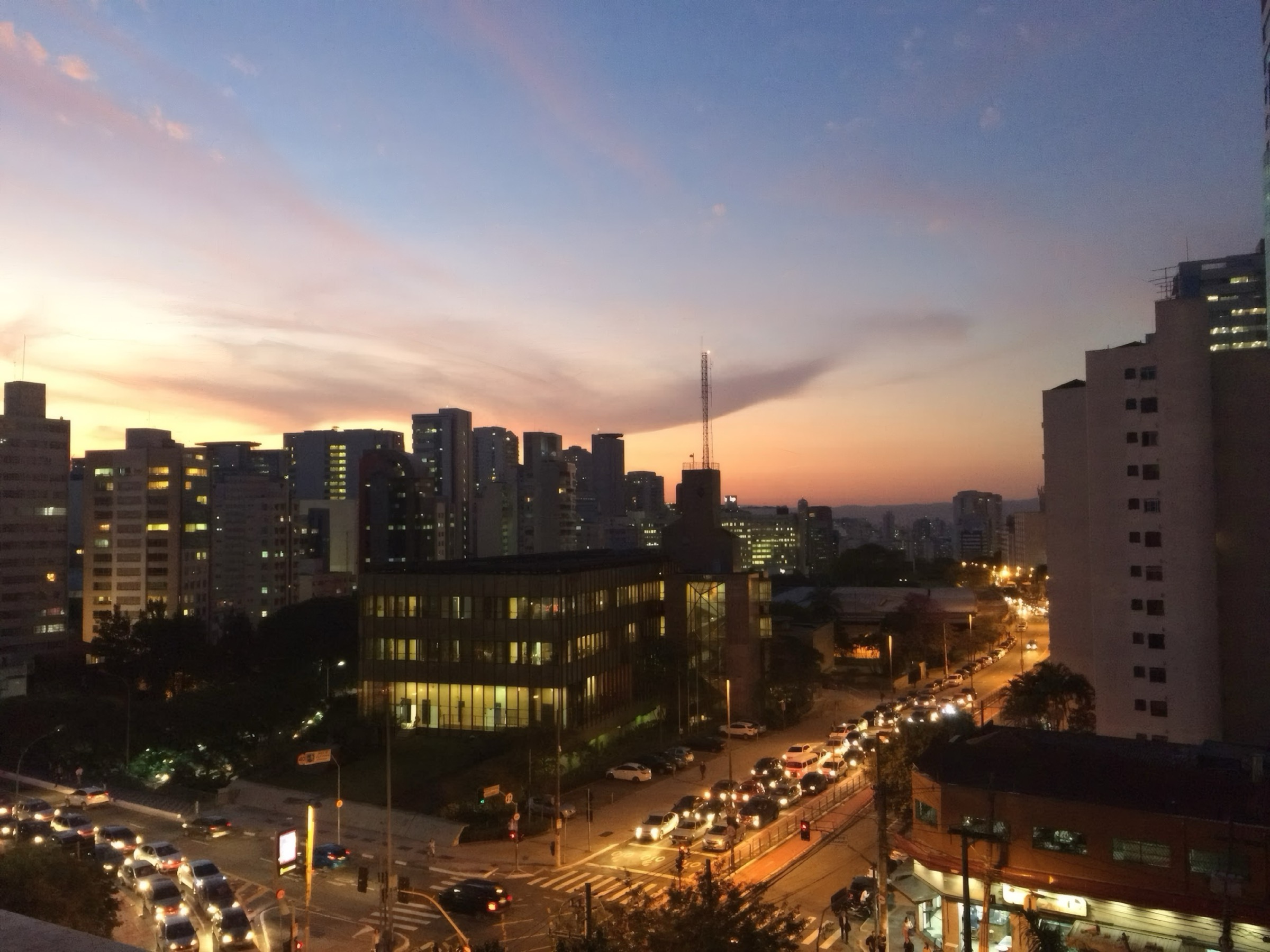 Pôr do sol sobre os prédios de São Paulo, visto do 18º andar do estúdio